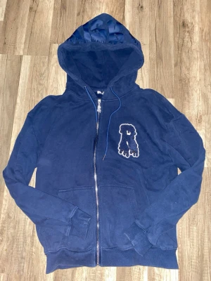 Risky Hoodie - Blå hoodie tjockt material. Ny pris 599