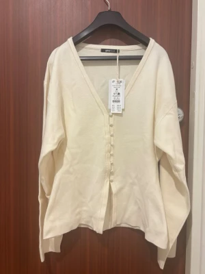 Vit kofta från Gina Tricot - Säljer en krämvit kofta från Gina Tricot. Ny med prislapp