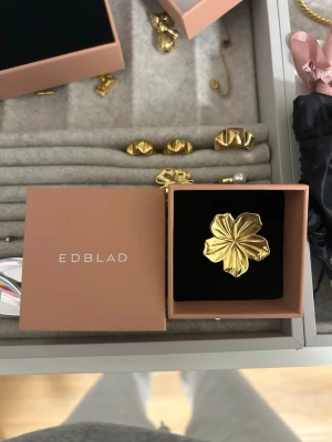 Edblad ring  - Säljer en stor blomring från edblad i färgen guld, storlek xs, 16.0🥰 Allt gult osv är kvar och ringen är i fint skick!🥰 Kartongen ingår