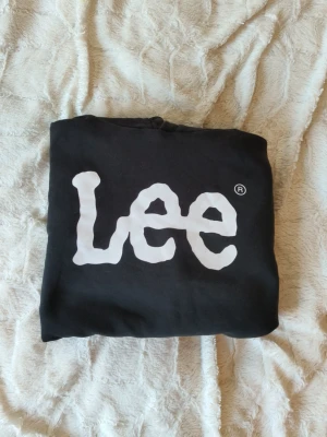 Svart Lee° hoodie - Stl 12/13Y, haft hoodien i 1 månad inget fel på den eller några märken. Säljer pga den är för liten! Kom gärna till dm ifall ni vill sänka pris.