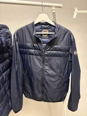 Colmar vindjacka med dunblandning   - Storlek IT48 passar s/m Liten ” glans ” som lossnat inget stort - I övrigt fint skick  Passar S - Jag är 182 väger 75 kg lite liten 