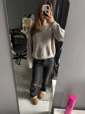 Svarta bootcut jeans med hål på knät - Säljer ett par svarta jeans med bootcut och egen gjort hål på ena knät. Jeansen är i stretchigt jeansmaterial. De är I low boot