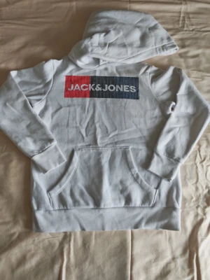 Barn hoodie str.128 fran Jack & Homes  - Barn hoodie. Str 128. Bra skick. Tvättas ett par gånger. Används bara 1 gång. Mjuk och skön. 