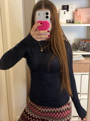 Intimissimi kashmir tröja marinblå - Säljer en mörkblå långärmad topp i tunn och stretchig kashmirblandning. Toppen har ett fåtal hål men syns inte så mycket vid användning. Original pris: 540kr 