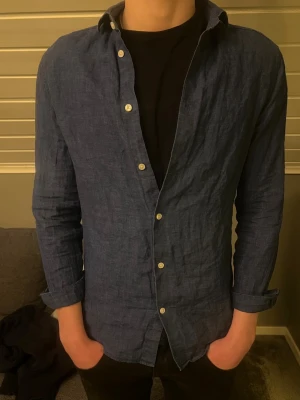 Mörkblå linneskjorta - Säljer nu en tvär snygg linneskjorta som passar nu till sommarn | Storlek: S | Lägnd på skjort bäraren: 188 | Vikt på skjort bäraren: 76kg | Hör av er för frågor 😃