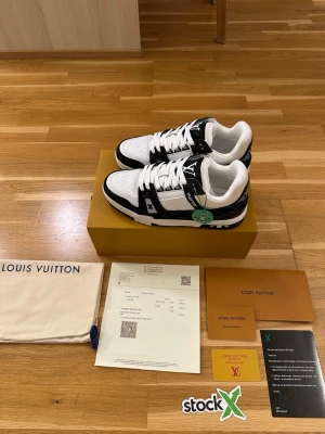 Lw  - Hej, säljer ett par riktigt feta skor perfekt för alla årstider👌skriv gärna privat för mer info. pris kan diskuteras!