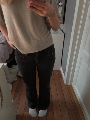 Svarta bottcut jeans - Säljer då dom inte passar mig så bra❤️knappt använd, det är short i längden. Dom är lite förkorta för min smak och jag är 164