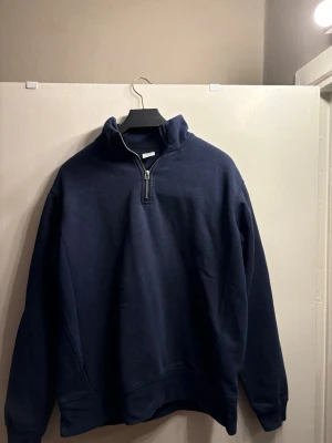 Zara Quarter-Zip Sweatshirt - Navy Blue - Size M - Selling this stylish navy blue quarter-zip sweatshirt from Zara. A perfect versatile piece for layering or wearing on its own.  Condition: Excellent condition, sparingly used and well-maintained.  Size: Medium (M).  Color: Deep Navy Blue.  Design: Features a high collar with a silver-tone quarter-zip fastening and ribbed cuffs.  Fit: Regular fit, very comfortable and soft material.  Great for a smart-casual look or a cozy day out.