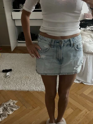 Ljusblå jeanskjol  - Super söt jeans kjol från stradivarius. Den är uppsyd 