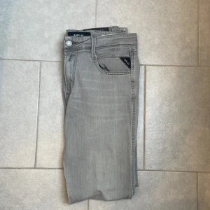  Replay Anbass - Snygga grå jeans från Replay med klassisk femficksdesign och diskreta detaljer. Storlek 32/32