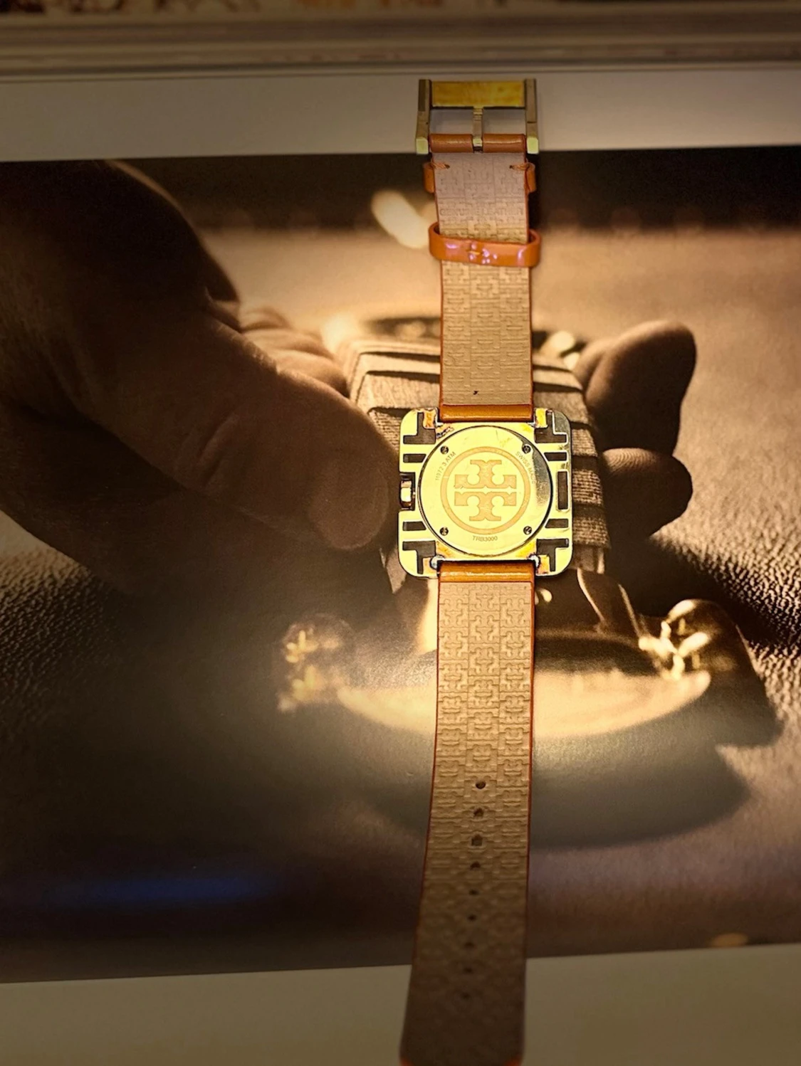 Tory Burch fyrkantig klocka i guld - 3