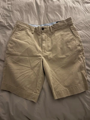 Chinos shorts Ralph Lauren - Fint skick! Storlek 32, passar mig som är ca 185cm.