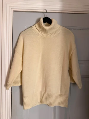 Beige polotröja från H&M - Krämfärgad polotröja från H&M i storlek S. Tröjan är stickad med bred ribbad polokrage och ribbade muddar. Hör av er vid fler frågor, tryck annars gärna på köp nu💗(använd 2 ggr)