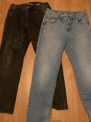Jeans  - Säljer två pat jeans i storlek 164 dom är bra skick men dom ljus blå är lagade en gång priset kan diskuteras.