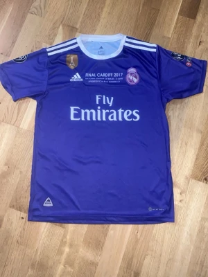 Adidas Real Madrid 2018 UCL - En fin real madrid tröja i extremt bra skick. Vid frågor eller funderingar är det bara att säga till. Tack Mvh. 😊Tröjan sitter som bäst om du har m priset är ej hugget i sten