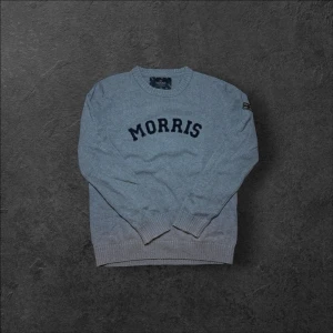 Morris grovstickad tröja - herr strl L - Säljer en grå Morris grovstickad tröja i storlek L med brodering över bröstkorgen och broderad flagga på armen  👕 Märke: Morris 📏 Storlek: L 🎨 Färg: Grå 🧵 Material: 100% bomull 📍 Skick: Mycket bra skick (se bilder)  💬 Har du några frågor är det bara att höra av dig! 💰 Vid snabb affär kan priset diskuteras. 📦 Skickar alltid inom 24 timmar!