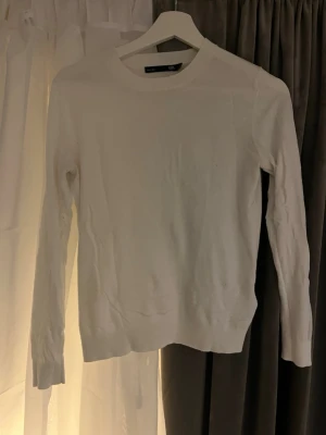 Vit stickad tröja🪽🪽 - Helt vanlig klassisk vit stickad tröja från Lager157. Man ser igenom lite men inte alls mycket🤍 Jätte snygg till ett par jeans eller kostymbyxor för en clean look💋