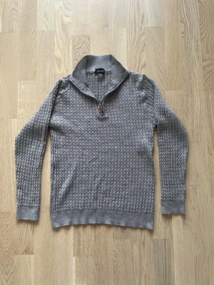 Grå stickad halfzip tröja från Sand - S - Jag säljer den här grå stickade halfzip tröjan från Sand Copenhagen. Den är i storlek S men upplevs mer som XS. Den är i fint skick utan skador eller hål. Nypris ligger på 1999kr och jag säljer den här för 279kr. Tveka inte att höra av er!