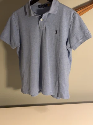 Ralph lauren pike - Fett Ralph lauren piké i bra skick. Storlek M men mindre i storleken. Hör av dig vi funderingar.