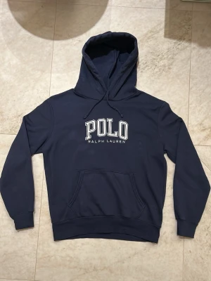 Polo Ralph Lauren hoodie - Säljer nu min knappt använda blå Ralph lauren hoodie. Den är i riktigt bra skick utan några defekter. Den är i storlek S och sitter riktigt bra. Nypris 2500kr