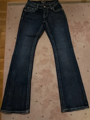 Mörkblå bootcut jeans med broderi - Skitsnygga lågmidjade jeans som aldrig kom till användning, köpta i USA💞 det är i storleken 1/2 i amerikansk size men är som en 34 💞