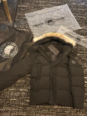 Canada goose jacka  - Behöver inte säga så mycket du ser vilken kvalité du får av blacklabel canada goose jacka. Helt ny med alla påsar och taggar 