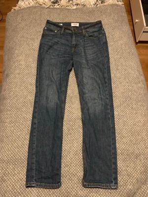 Blå jeans från Jack & Jones Regular - Blå jeans från Jack & Jones i modellen Regular Clark. Dem är i storlek 28/30 och i mycket bra skick! Hör av dig vid frågor eller funderingar