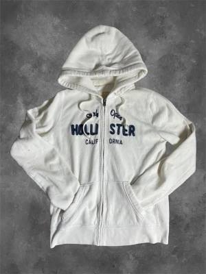 Hollister zip - En riktigt fet hollister hoodie som är i bra skick👍 det är bara fråga vid funderingar👌 den har långa armar