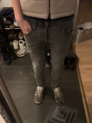Grå slim jeans från jack n jones - Säljer ett par gråa jack n jones jeans. Skicket är väldigt bra nästintill nya