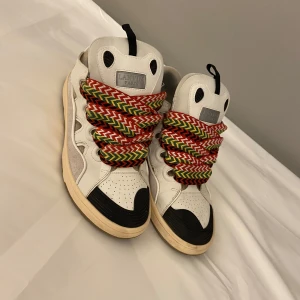 Lanvin curbs - Säljer dessa feta lanvin curbs som har ett mycket bra skick. Använt de fåtal gånger och säljer de för att jag samlar pengar för ett annat plagg🔥🔥