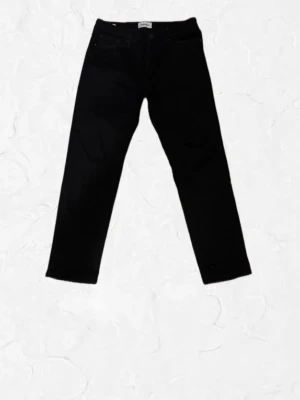 Jack and Jones Jeans - Svarta jeans från Jack and Jones i modellen Regular Clark med storlek 29:30. Jeansen är använda 2-3 gånger men är som nya