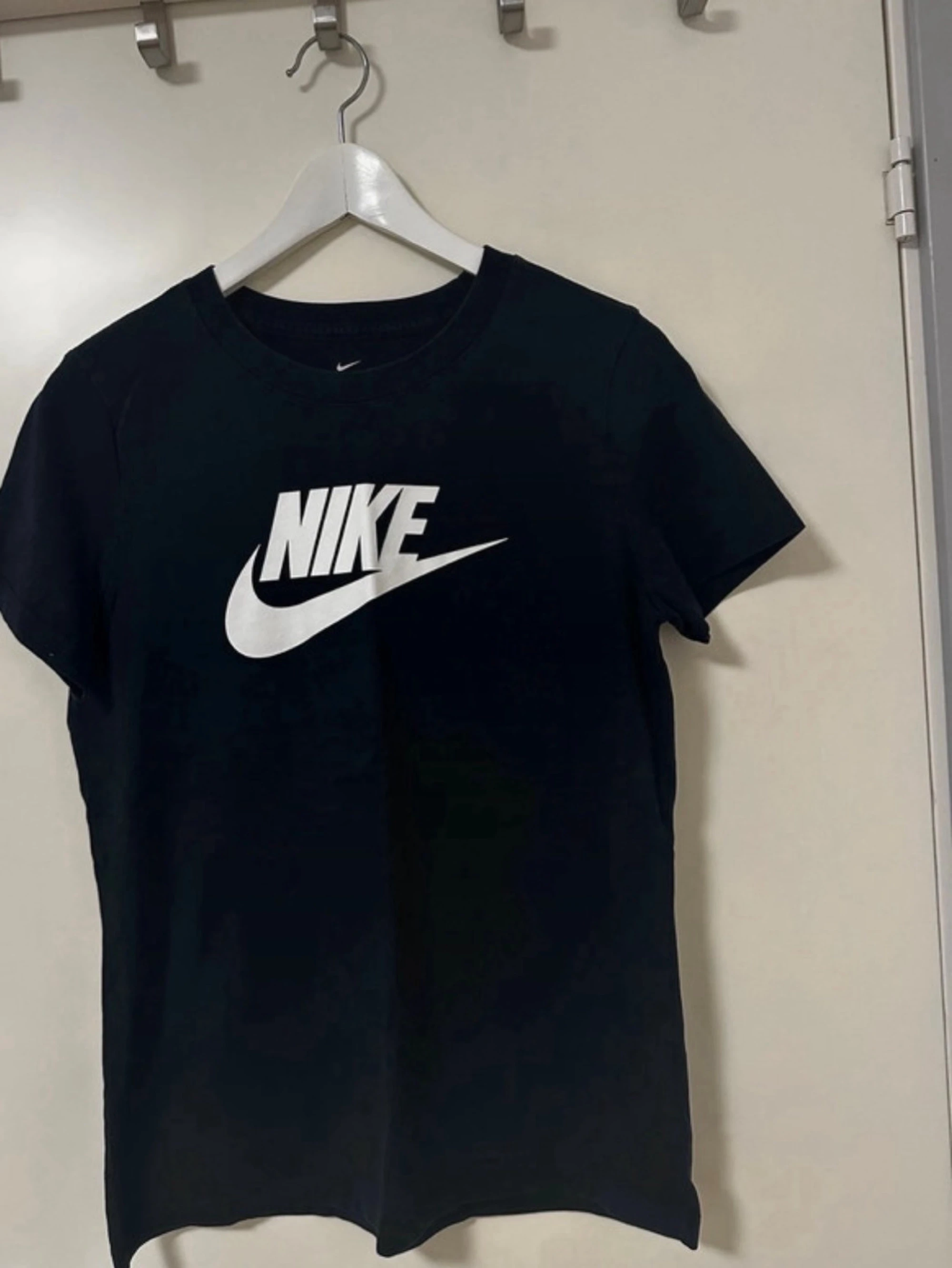 Svart Nike t-shirt med stor logga