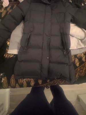 Svart pufferjacka från Rockandblue - Säljer en svart pufferjacka från Rockandblue. Jag säljer denna jacka pågrund av att den e lite för stor för mig och jag kunde inte returnera för att jag hade råkat slänga påsen den kom med. Jag har köpt den för 3799 fast säljer den för 2300, pris kan diskuteras.( den är HELT ny jag har aldrig använt den, och prislappen är kvar)