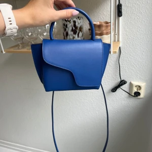 ATP atelier väska - Använd 2 gånger. Nypris 3900kr. Har fått enstaka repor som syns på sista bilden, men syns bara i vissa ljus och vinklar 💙 ingår dustbag 