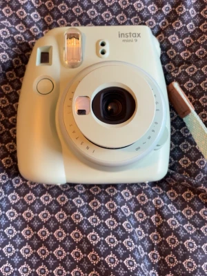 Instax kamera - Super cool kamera som man beställer speciella foton som man lägger i. Fint skick, dock missfärgningar på baksida. Nypris ca 750kr