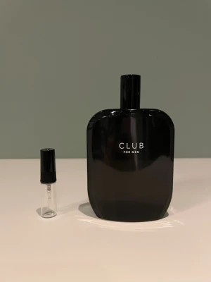 3 ml sample/doftprov av Fragrance One Club For Men - Ett sample på 3 ml av Fragrance One Club For Men (Jeremy Fragrance’s egna märke). Det är en lyxig doft som passar bra till nästan alla tillfällen och högtider, speciellt vid hösten och vintern. Funkar bra till både fina och vardagliga tillfällen eller såklart klubben. Våra samples är helt nya och är gjorda av glas så dom är i mycket bra skick. Det är fritt fram att skriva till oss om ni har några frågor.
