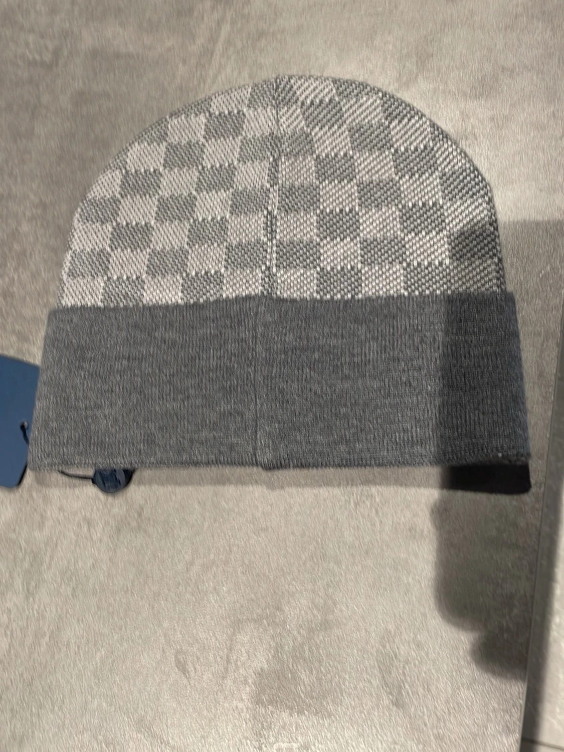 Grå mössa med rutmönster - 1