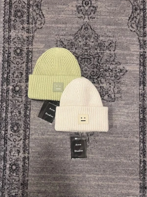2 Acne Studios mössor - Säljer mina acne studios mössor, skriv vid frågor, priset är förhandlingsbart vid snabb affär och kan skicka direkt efter köpet 😊  Passar både män och kvinnor 😀