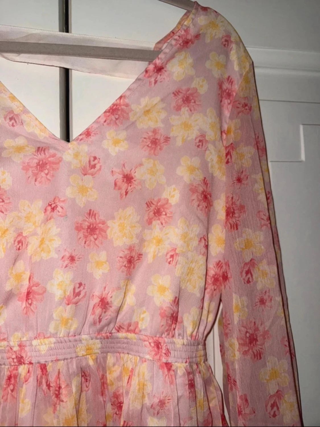 Blommig kortklänning med volang - 1