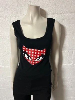 Linne med säkerhetsnålar i stl M/L - Helt nytt linne i storlek S/M. Stretchig bomullstrikå.