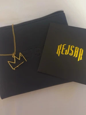 Hov1 halsband  - Jag säljer mitt Hov1 halsband ifrån Kejsar nu, det går ej att köpa från Kejsar längre. Kejsar var dom som gjorde halsbanden Dante kastade ut ifrån scen på sista konserten, så detta halsbandet har jag ej fått ifrån konserten, utan köpt från märket som gjorde halsbanden åt Hov1. Inget är fel på det det har bara inte kommit till användning. Du får halsbandet i denna fina läder/skinn påse (vet ej vad det är) och så får du med en puts duk. Vid fler frågor, skriv till mig!!❤️