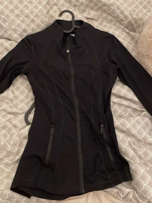 Svart träningsjacka från Lululemon.                                                     - Aldrig använd. Nypris 1300. 