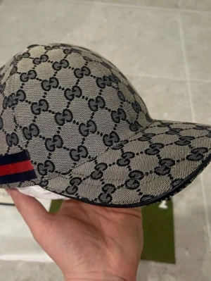 Gucci keps  - Helt ny Gucci keps använd ca en vecka box och påse ingår(Säljs billigt pga behöver pengar fort 