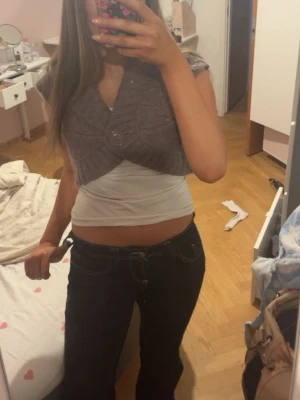 Lila stickad kofta  XS - Kort lila stickad kofta från Gap i storlek XS. Koftan har ett grovt kabelstickat mönster, bred krage och stängs med en stor knapp framtill. Perfekt att slänga över en topp för extra värme och stil.