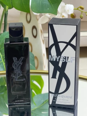 Yves Saint Laurent MYSLF Eau de Parfum - Snygg parfym från Yves Saint Laurent, MYSLF Eau de Parfum. Flaskan är svart och rektangulär med YSL-loggan i relief på framsidan. 100ml