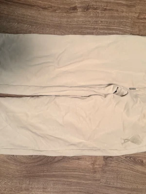 AMI Paris mjukisbyxor - Säljer ett par ami Paris byxor i strl M, fint skick och inga flaws. Äkta, köpta från mytheresa.