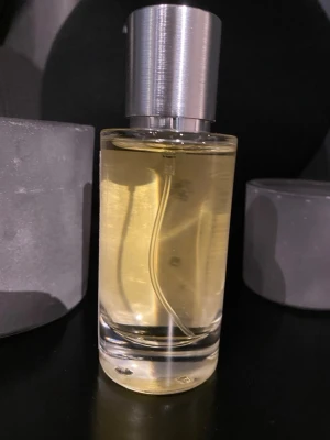 Gerhardt 102.0 extrait de parfum - Gerhardt 102.0 extrait de parfum inspererad av Grand soir. Köpt från one bold chemist idag. Ny pris 349. Endast använt 2 sprut av den.