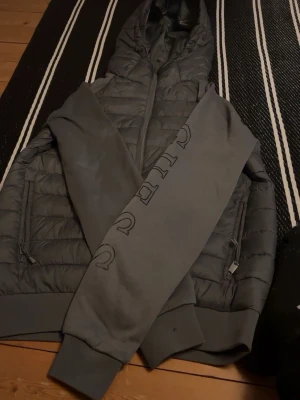 Grå pufferjacka med huva - Hej! Jag hjälper min kille att sälja sin guees cardigan då han inte andvänder den längre😊