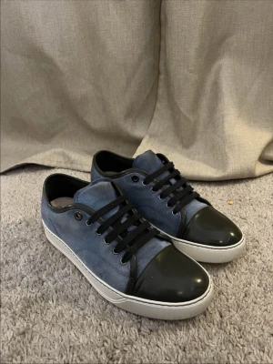 Lanvin Cap toe washed blue - |Lanvin cap toe| | Storlek: UK 6 (41-42)| Skick: 8,7510| Medföljer: box och dustbag | Frågor eller funderingar tveka inte på att höra av dig!