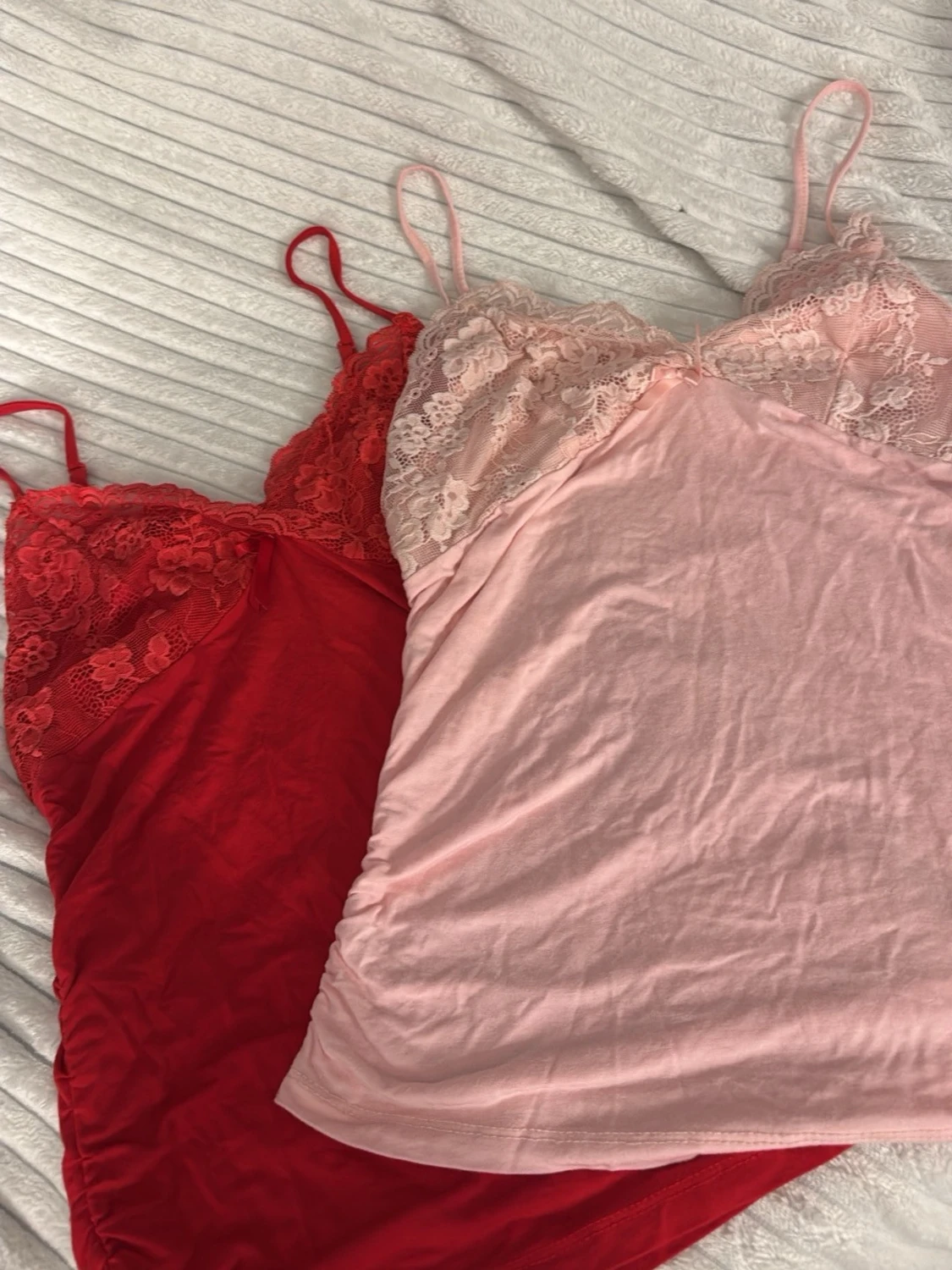 Två spetsnattlinnen i rött och rosa